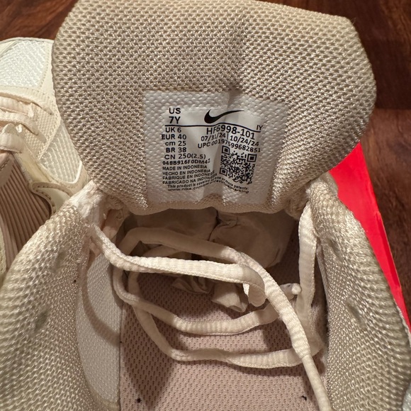 Nike Vomero 5 Pale Ivory - Picture 6 of 8